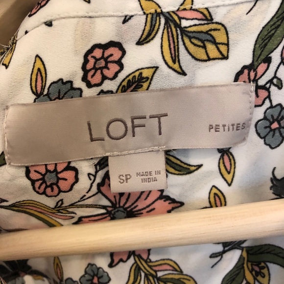 LOFT Feminine and Flowy Floral Blouse - Picture 5 of 6